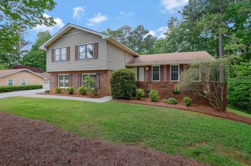 4002 Shady Cir, Lilburn, GA 30047-2640