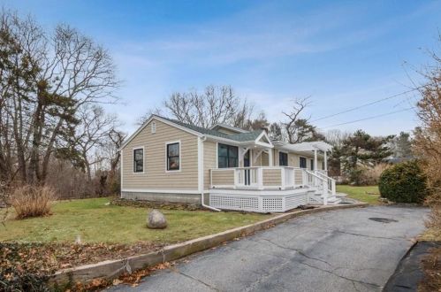 2 Simms St, Westerly, RI 02891-3841