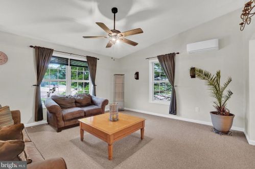 3945 Sprenkle Ln, York, PA 17408-8820