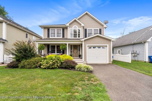 4 Lester Pl, Middletown, NJ 07748-5532