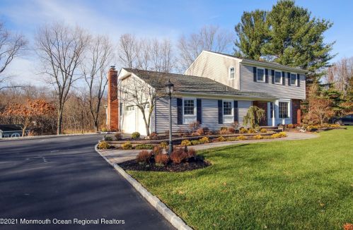 8 Dorothy Ct, Middletown, NJ 07748-1817