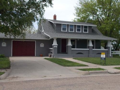 515 Beaman Ave, Oakley, KS 67748-1327