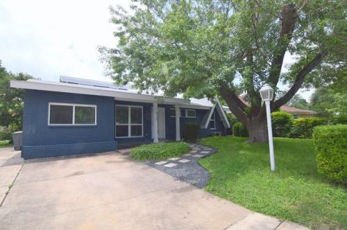 7513 Carriage Dr, Austin TX  78752-1401 exterior