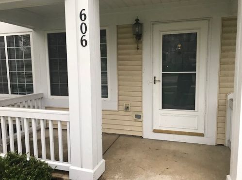 606 Lincoln Station Dr, Oswego IL  60543-8138 exterior