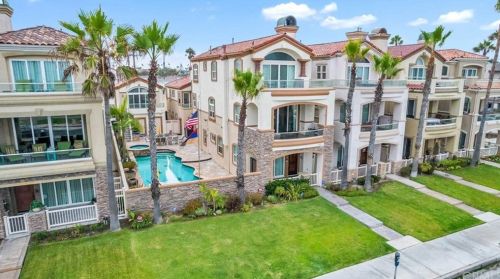 1610 Pacific Coast Hwy, Huntington Beach CA  92648-4434 exterior