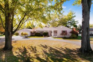 1359 Old Henderson Rd, Columbus OH  43220-3605 exterior