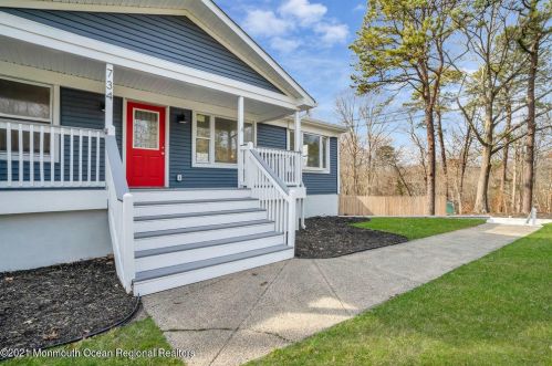 734 Lake Barnegat Dr, Lacey Township, NJ 08734-2102