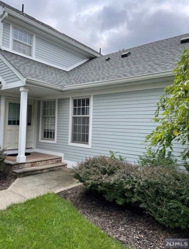 17 Village Dr, Montville Township, NJ 07045-9461