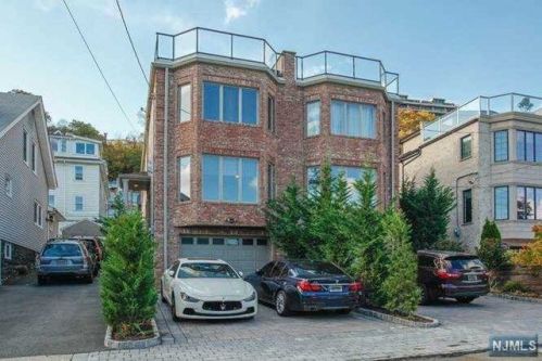 42 Myrtle Ave, Edgewater, NJ 07020-1405
