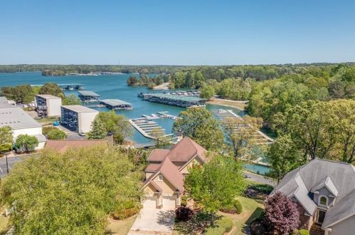 6732 Holiday Pt, Buford, GA 30518-6849