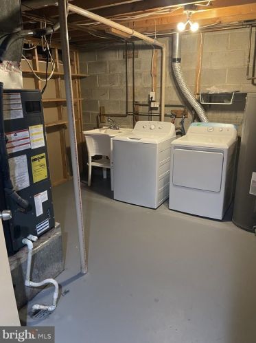 6386 Shaundale Dr, Springfield VA  22152-2143 exterior