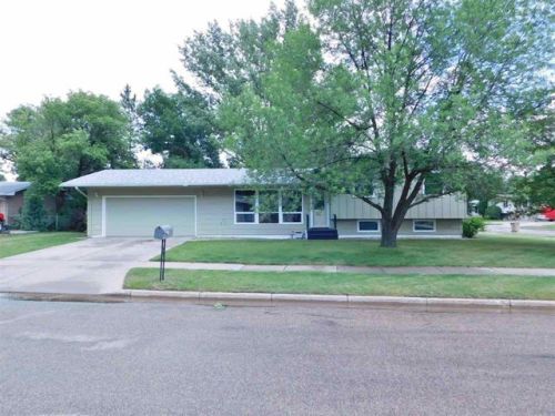 1825 12 St, Minot ND  58701-1241 exterior