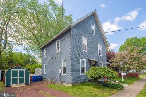 70 Pine St, Beverly, NJ 08010-3517