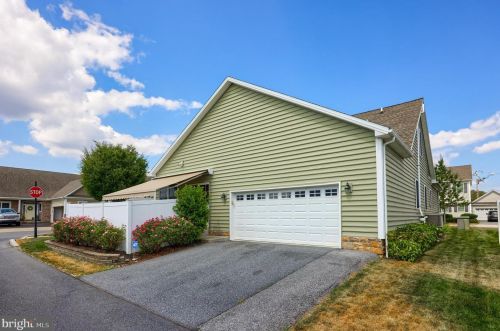 541 Prince George Dr, Lancaster PA 17601-8801 exterior