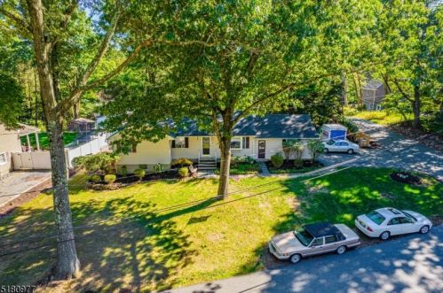 1 Woodland Ct, Kinnelon, NJ 07405-2919