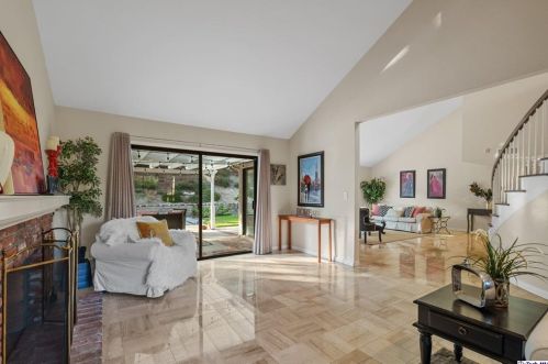 2520 Flintridge Dr, Glendale CA  91206-1033 exterior