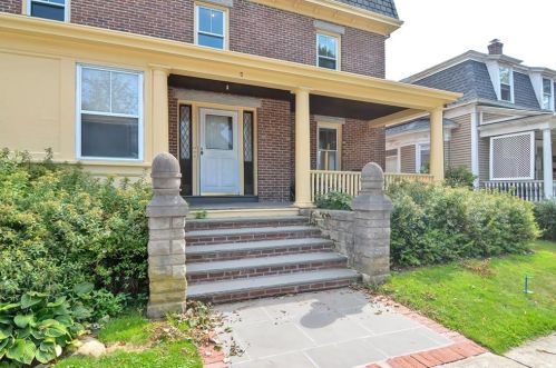 5 Dresser St, Middletown, RI 02840-3620