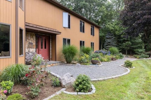 221 River Rd, South Kingstown, RI 02874-3604