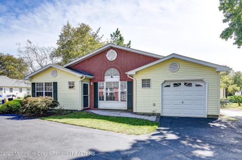 8 Morden Close, East Freehold, NJ 07728-3808