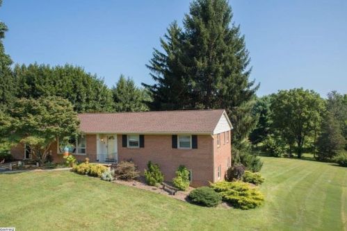 1011 Ridgemont Dr, Staunton, VA 24401-3513
