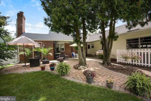 457 Crystal Lake Ave, Tavistock NJ 08033-2819 exterior