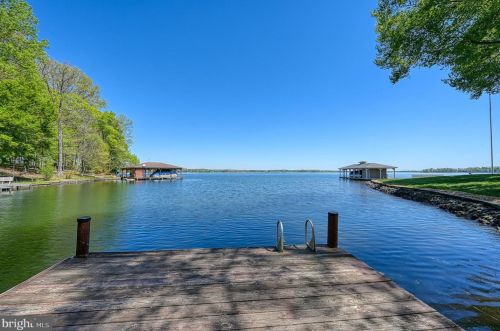 421 Lake Anna Dr, Bumpass, VA 23024-4914