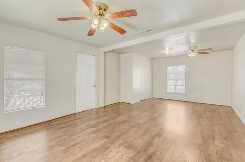 725 Houston St, Granbury TX  76048-1540 exterior