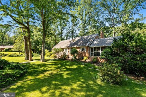 6326 Crosswoods Dr, Falls Church, VA 22044-1305