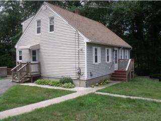 9 Marilyn Park Dr, Hampstead, NH 03841-2313