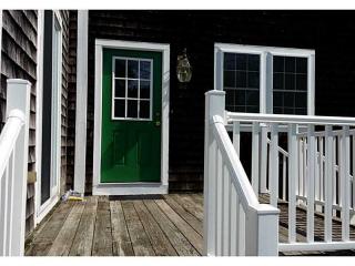 47 Walnut St, Portsmouth, RI 02871-4408