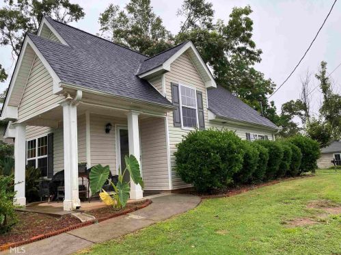 4 Smith St, Newnan, GA 30263-1804