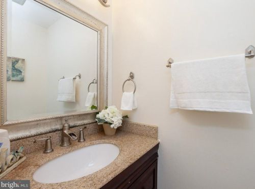 8010 Revenna Ln, Springfield VA  22153-2935 exterior