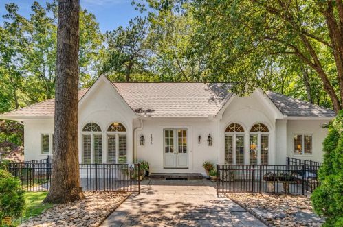 3896 Chaucer Wood, Atlanta, GA 30319-1672