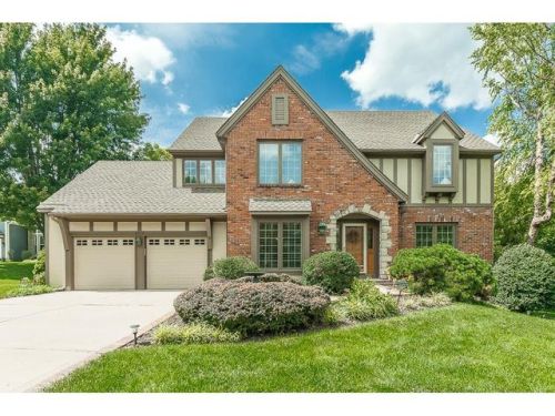 8032 Darnell Ln, Shawnee Mission, KS 66215-6122