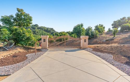 26151 Carancho Rd, Temecula, CA 92590-4204