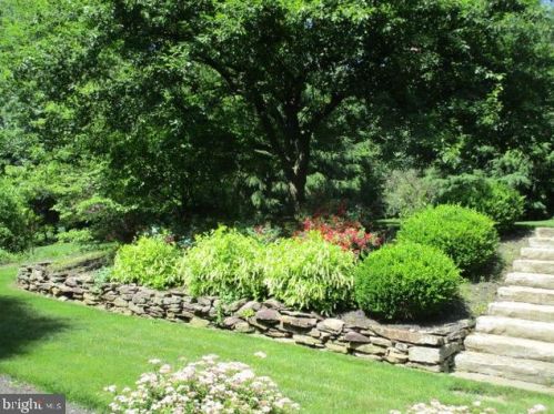 142 Bentley Ln, Lancaster PA  17603-6204 exterior