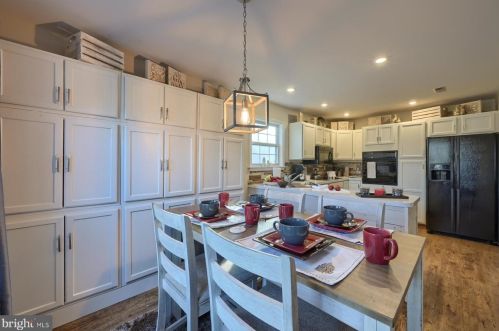 12 Mill Pond Dr, Lancaster PA  17603-7411 exterior