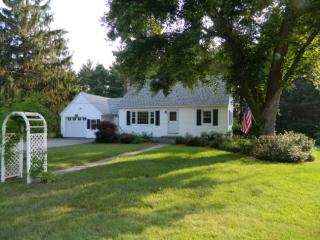 12 Louise Dr, Hudson, NH 03052-2536