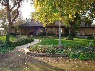 36710 Kensington Dr, Madera, CA 93636-8622