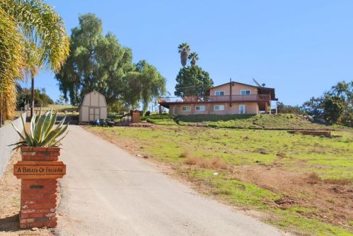 1031 Country Club Dr, Escondido, CA 92029-1515