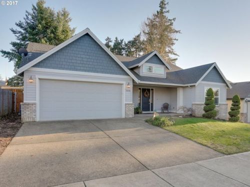 3648 10th St, Hubbard, OR 97032-2200