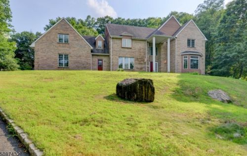 40 Underrock Rd, Sparta, NJ 07871-3150
