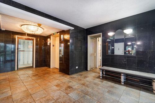 2015 Ala Wai Blvd, Honolulu HI  96815-2073 exterior