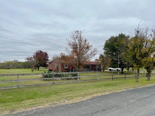 10301 Hibbs Ln, Webberville, TX 78653-5206