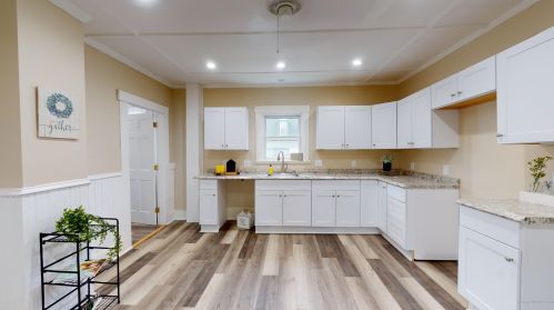 7 Maple St, Fairfield, ME 04937-1437