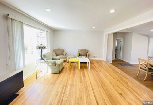 360 Valley Rd, River Edge, NJ 07661-1136
