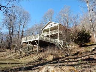 355 Flat Top Mountain Rd, Fairview, NC 28730-9695