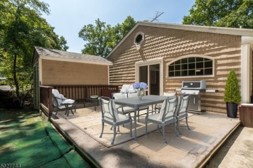 5 Bear Pond Trl, Andover, NJ 07821-2948