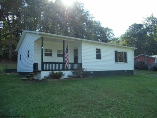 4 Meadowood Ln, Saint George WV  26287-8046 exterior