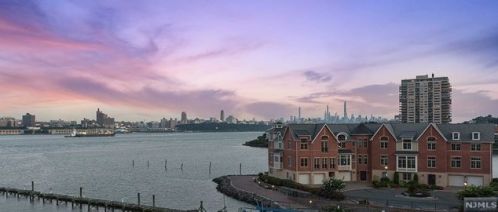 17 Vela Way, Edgewater, NJ 07020-1563